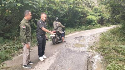 Ketua Pemuda Nagari Supayang H.Rusli melihat kondisi jalan rusak.