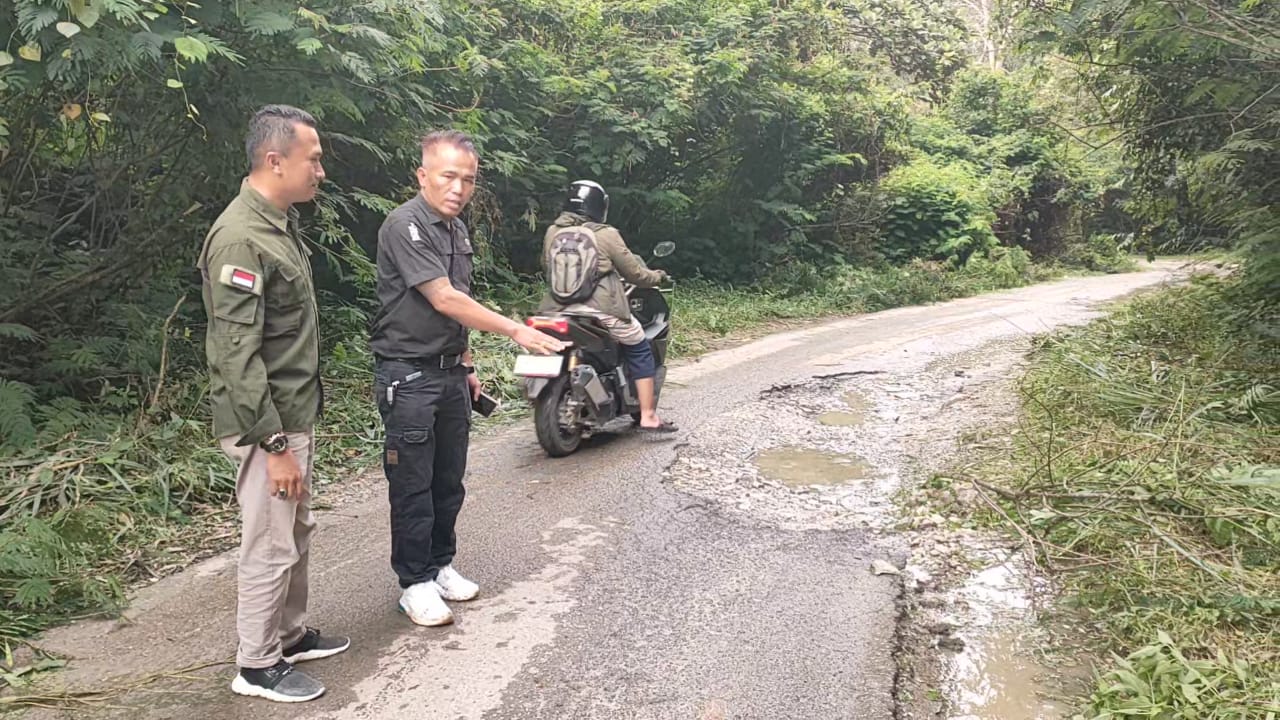 Ketua Pemuda Nagari Supayang H.Rusli melihat kondisi jalan rusak.