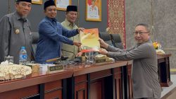 Juru Bicara Fraksi PDIP-PPP DPRD Kota Padang, Cristian Rudy Kurniawan saat menyerahkan pandangan umum kepada Pimpinan DPRD, Jumat (17/07/2026).