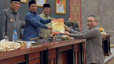Juru Bicara Fraksi PDIP-PPP DPRD Kota Padang, Cristian Rudy Kurniawan saat menyerahkan pandangan umum kepada Pimpinan DPRD, Jumat (17/07/2026). 