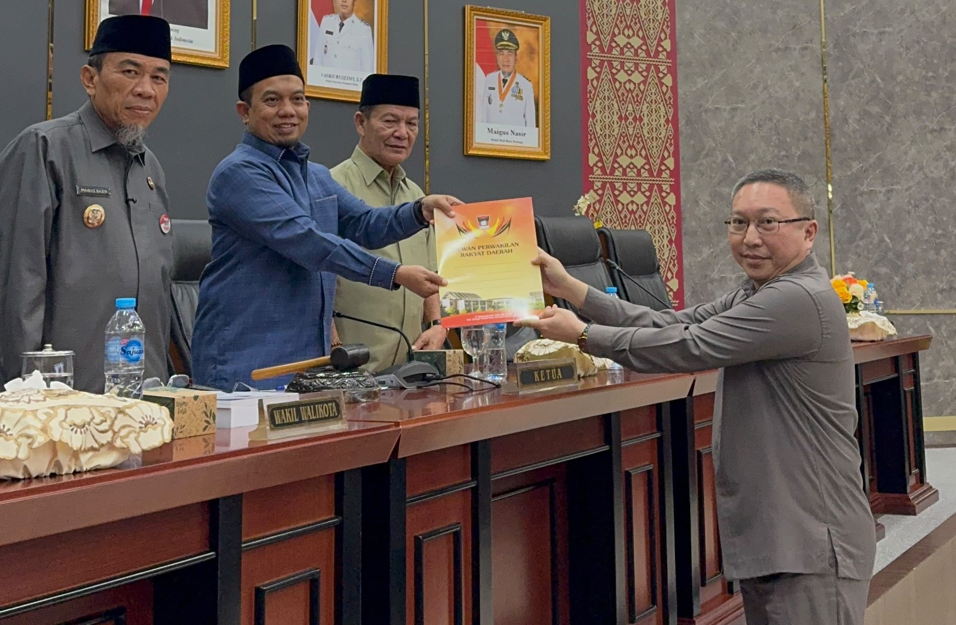 Juru Bicara Fraksi PDIP-PPP DPRD Kota Padang, Cristian Rudy Kurniawan saat menyerahkan pandangan umum kepada Pimpinan DPRD, Jumat (17/07/2026). 