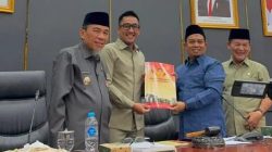Juru bicara Fraksi Partai Gerindra DPRD Kota Padang Rachmad Wijaya menyerahkan dokumen fraksi ke Ketua DPRD Kota Padang Muharlion disaksikan Wawako Maigus Nasir dan pimpinan dewan lainnya