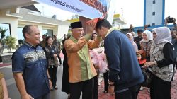 Gubernur Sumbar Mahyeldi Ansharullah saat menyambut kedatangan Kapolda Sumbar Irjenpol Djati Wiyoto Abadhy di BIM, Minggu (05/07/2026).