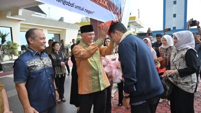 Gubernur Sumbar Mahyeldi Ansharullah saat menyambut kedatangan Kapolda Sumbar Irjenpol Djati Wiyoto Abadhy di BIM, Minggu (05/07/2026).