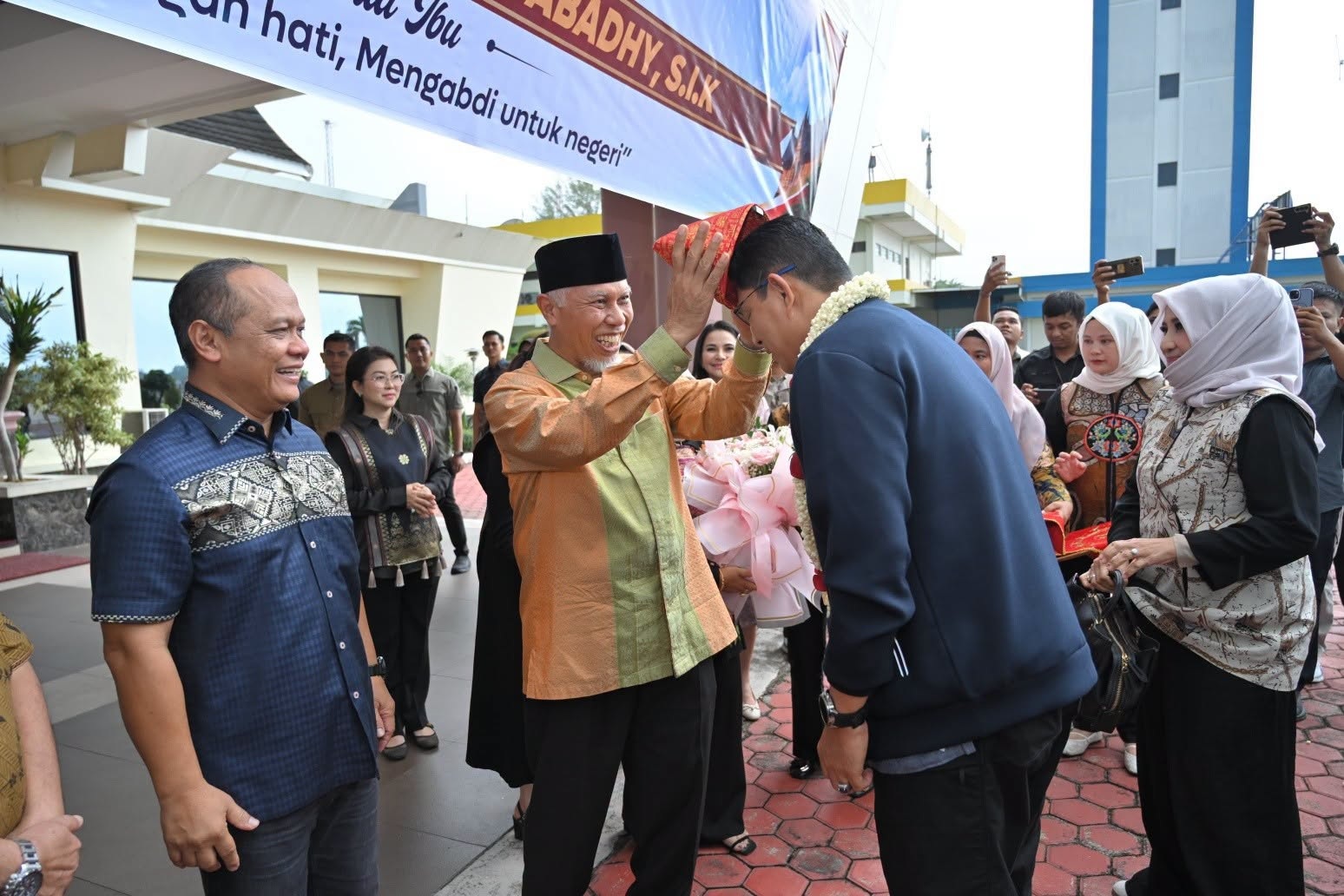 Gubernur Sumbar Mahyeldi Ansharullah saat menyambut kedatangan Kapolda Sumbar Irjenpol Djati Wiyoto Abadhy di BIM, Minggu (05/07/2026).