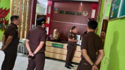 Penyidik Kejaksaan Negeri Dharmasraya saat mendatangi Kantor Dinas Lingkungan Hidup Dharmasraya, Senin (27/07/2026).