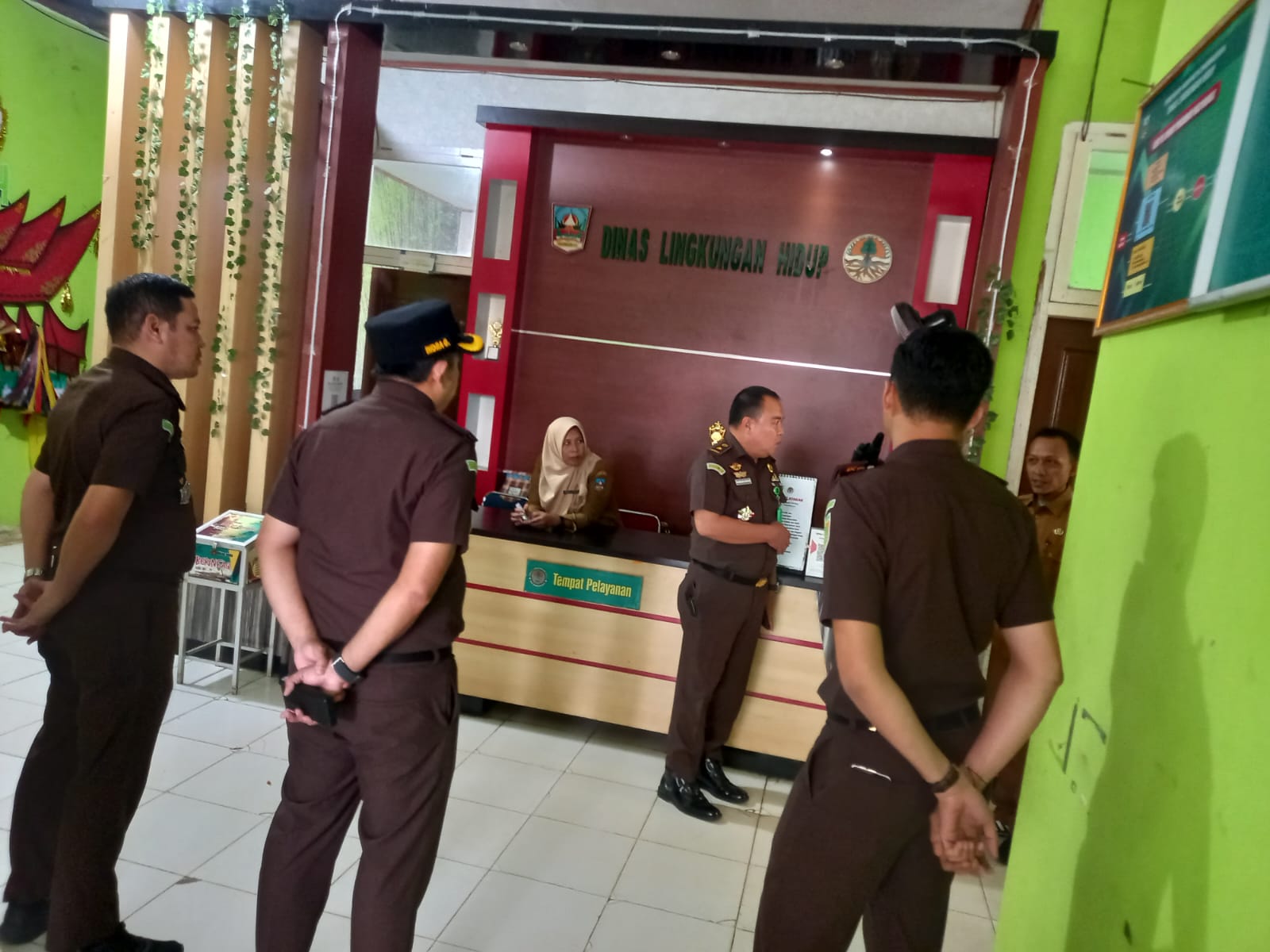 Penyidik Kejaksaan Negeri Dharmasraya saat mendatangi Kantor Dinas Lingkungan Hidup Dharmasraya, Senin (27/07/2026).