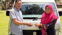 Penyerahan kendaraan operasional sekolah SMAN 1 Pasaman oleh Dinas Pendidikan Sumatra Barat kepada Kepala SMAN 1 Pasaman Suhelpi, S.Pd., M.Pd, di halaman sekolah setempat, Sabtu (25/07/2026).