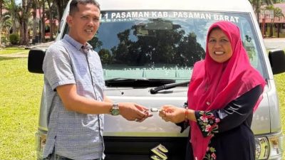 Penyerahan kendaraan operasional sekolah SMAN 1 Pasaman oleh Dinas Pendidikan Sumatra Barat kepada Kepala SMAN 1 Pasaman Suhelpi, S.Pd., M.Pd, di halaman sekolah setempat, Sabtu (25/07/2026).