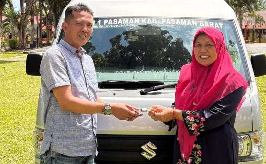 Penyerahan kendaraan operasional sekolah SMAN 1 Pasaman oleh Dinas Pendidikan Sumatra Barat kepada Kepala SMAN 1 Pasaman Suhelpi, S.Pd., M.Pd, di halaman sekolah setempat, Sabtu (25/07/2026).