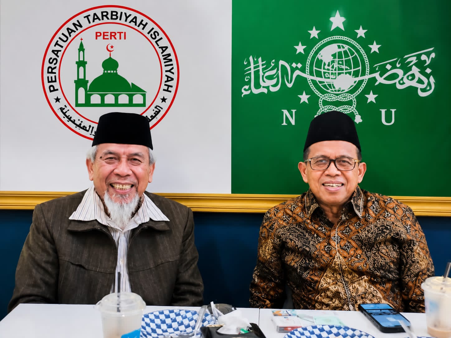 Ketua NU Sumbar Prof Ganefri bersama Ketua PW Perti Sumbar, Drs. Afrizal Motwa, MA