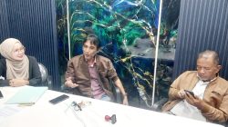 Kuasa hukum korban, Ade Muhammad Firman, SH, MH didampingi Sumardi, SH dan Aditiawarman, SH saat memberikan keterangan kepada awak media di Kantor Hukum Lentera Keadilan Rakyat, Jalan Bypass Kotobawah, Pulai Anak Air, Bukittinggi, Jumat (10/07/2026).