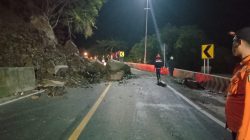 Petugas saat melakukan pembersihan di lokasi longsoran Lembah Anai di KM 66, Kecamatan X Koto, Tanahdatar, Kamis (30/07/2026).