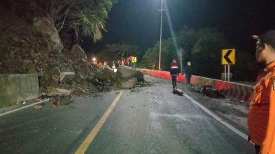 Petugas saat melakukan pembersihan di lokasi longsoran Lembah Anai di KM 66, Kecamatan X Koto, Tanahdatar, Kamis (30/07/2026).