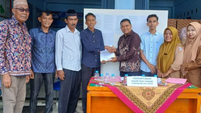 Calon Wali Nagari Lingkung Aua Timur Musmulyadi saat menyerahkan berkas pendaftaran kepada Ketua PPWN Lingkuang Aua Timur Kecamatan Pasaman Supriadi, Senin (20/07/2026).