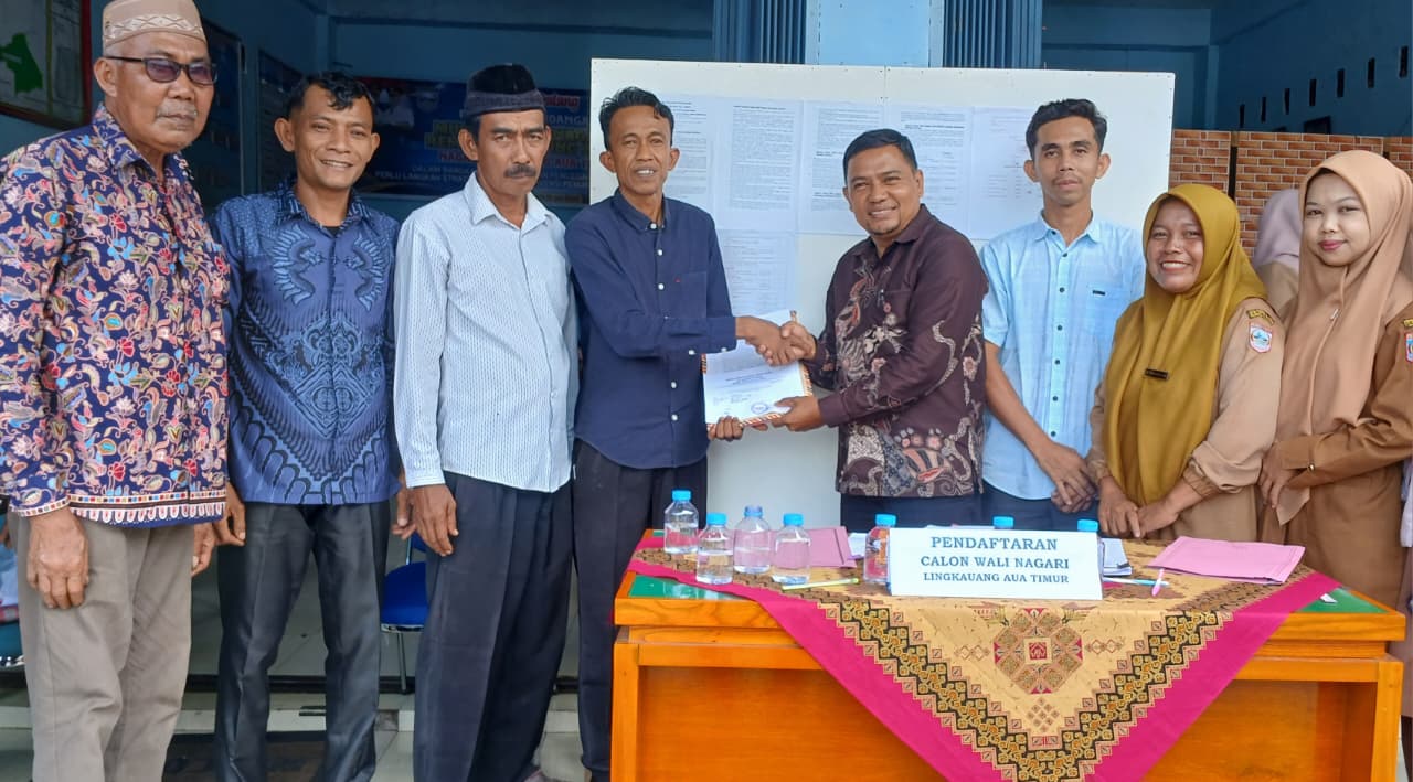 Calon Wali Nagari Lingkung Aua Timur Musmulyadi saat menyerahkan berkas pendaftaran kepada Ketua PPWN Lingkuang Aua Timur Kecamatan Pasaman Supriadi, Senin (20/07/2026).