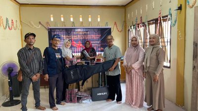 Tim Pengabdian kepada Masyarakat ISI Padangpanjang saat menyerahkan bantuan peralatan kepada Pimpinan Sanggar Ratok Mandai, Padangpariaman. (Foto: Doc)