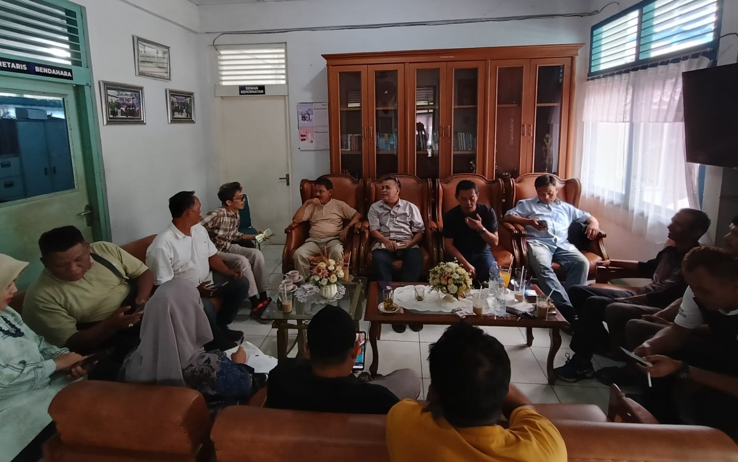 Pertemuan PWI Sumbar dengan Plt Ketua PWI Paliko Aspon Dedi terkait dugaan pencemaraan nama baik Ketua PWI Payakumbuh-Limapuluh Kota, Senin (13/07/2026).