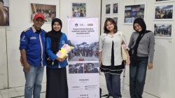 Mahasiswa ISI Padangpanjang Rahmadini bersama Pembina UKM Pers Pituluik Dr. Sulaiman Juned saat kegiatan Pameran Karya Fotografi Dokumenter, Kamis (09/07/2026).