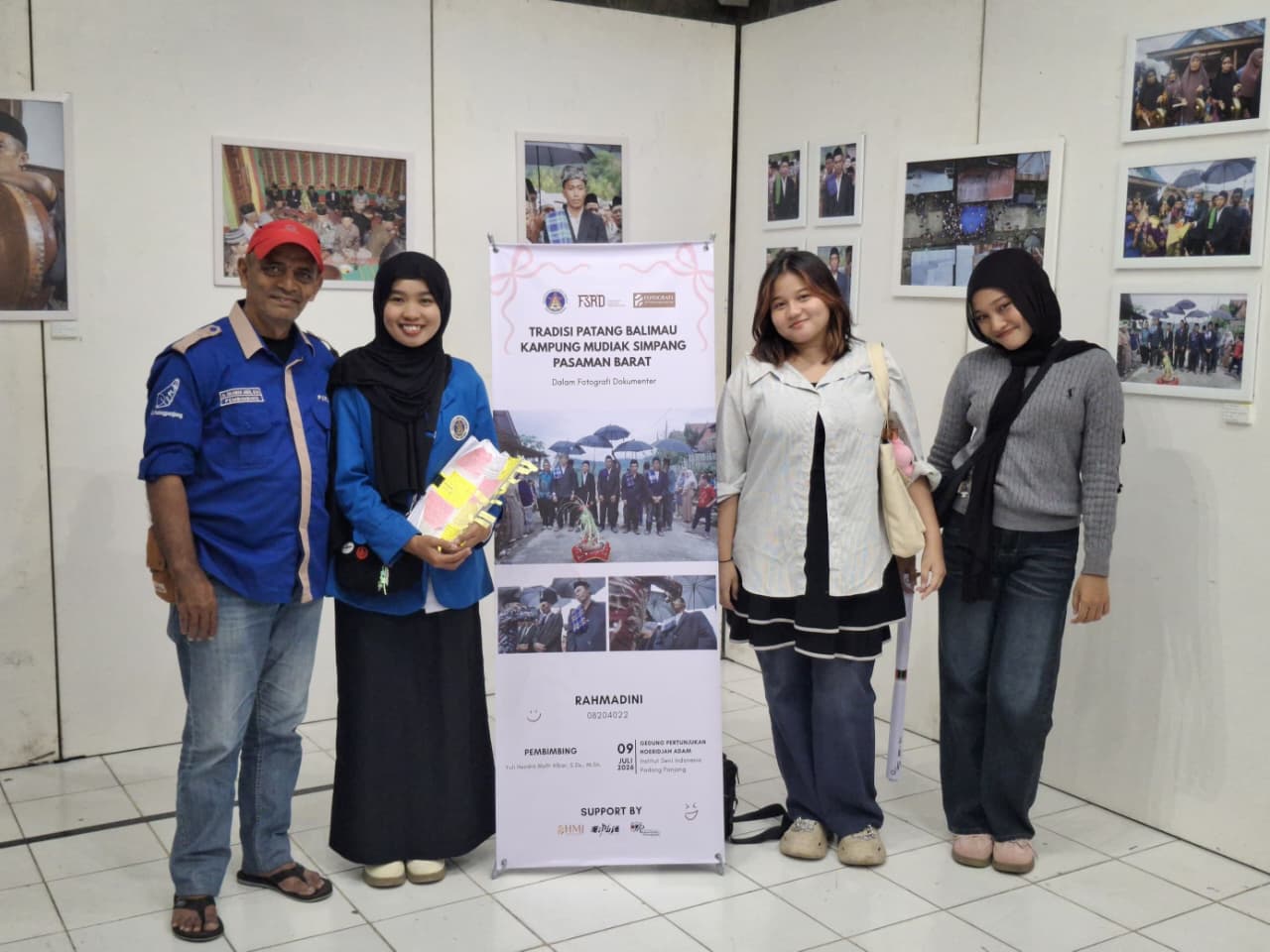 Mahasiswa ISI Padangpanjang Rahmadini bersama Pembina UKM Pers Pituluik Dr. Sulaiman Juned saat kegiatan Pameran Karya Fotografi Dokumenter, Kamis (09/07/2026).