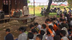 Mahasiswa Pascasarjana ISI Padangpanjang Bayu Rahmat Risyah saat , saat kegiatan Sekolah Alam Bukittinggi yang dilaksanakan tanggal 13 hingga 14 Juli 2026.