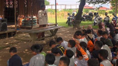 Mahasiswa Pascasarjana ISI Padangpanjang Bayu Rahmat Risyah saat , saat kegiatan Sekolah Alam Bukittinggi yang dilaksanakan tanggal 13 hingga 14 Juli 2026.