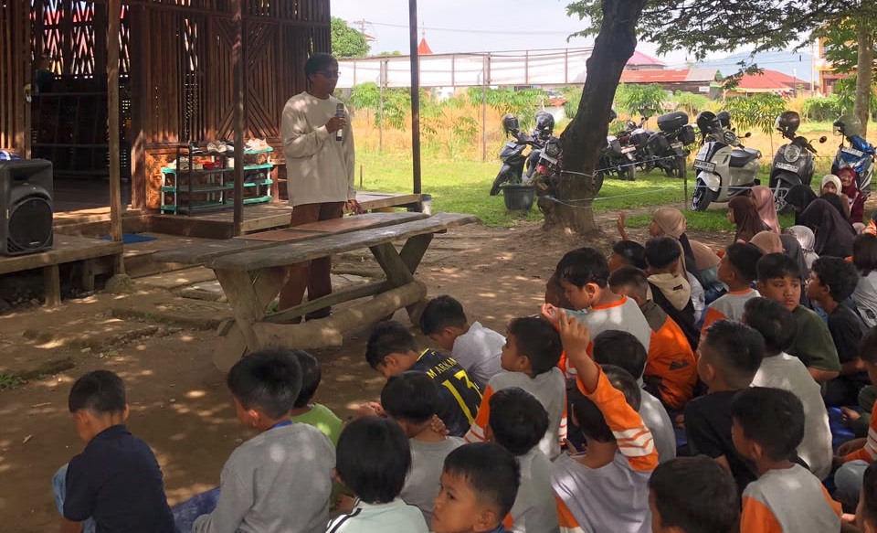 Mahasiswa Pascasarjana ISI Padangpanjang Bayu Rahmat Risyah saat , saat kegiatan Sekolah Alam Bukittinggi yang dilaksanakan tanggal 13 hingga 14 Juli 2026.