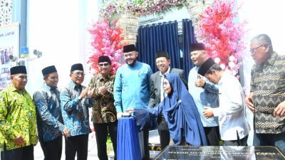 Wakil Ketua DPRD Kota Padang Mastilizal Aye bersama Wali Kota Padang Fadly Amran saat menghadiri revitalisasi Masjid Muttaqin Kampung Lapai , Kelurahan Kampung Lapai, Kecamatan Nanggalo, Sabtu (04/07/2026).
