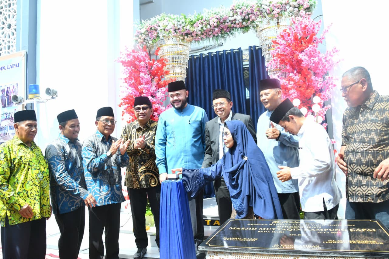 Wakil Ketua DPRD Kota Padang Mastilizal Aye bersama Wali Kota Padang Fadly Amran saat menghadiri revitalisasi Masjid Muttaqin Kampung Lapai , Kelurahan Kampung Lapai, Kecamatan Nanggalo, Sabtu (04/07/2026).