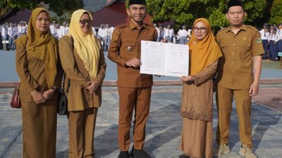 Wakil Wali Kota Padangpanjang Allex Saputra saat membuka MPLS di SMAN 2 Padangpanjang didampingi Kepala SMAN 2 Yurnilis didampingi jajaran, Senin (13/07/2026).