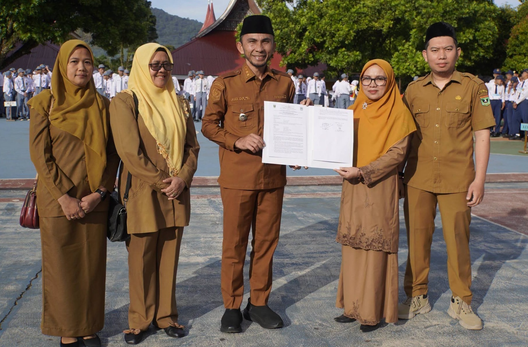 Wakil Wali Kota Padangpanjang Allex Saputra saat membuka MPLS di SMAN 2 Padangpanjang didampingi Kepala SMAN 2 Yurnilis didampingi jajaran, Senin (13/07/2026).