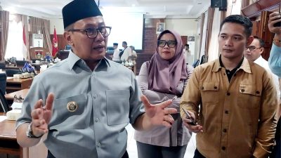 Wali Kota Bukittinggi Ramlan Nurmatias saat memberikan keterangan kepada wartawan usai Sidang Paripurna DPRD, Jum’at (24/07/2026). 