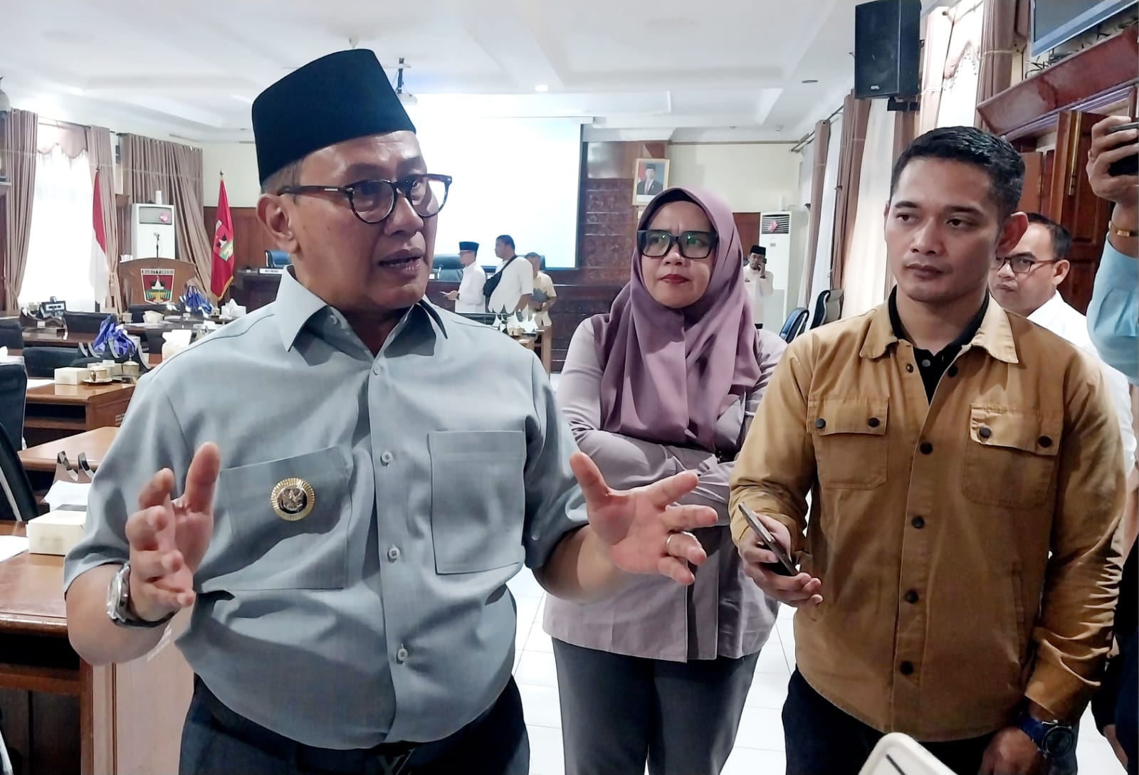 Wali Kota Bukittinggi Ramlan Nurmatias saat memberikan keterangan kepada wartawan usai Sidang Paripurna DPRD, Jum’at (24/07/2026). 