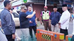 Wali Kota Padangpanjang Hendri Aarnis bersama jajaran OPD terkait saat meninjau penerapan One Way di kawasan Pasar Pusat Padangpanjang.