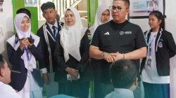 Wali Kota Padangpanjang Hendri Arnis saat meninjau pelaksanaan MPLS di SMPN 1 Padangpanjang, Senin (13/07/2026).