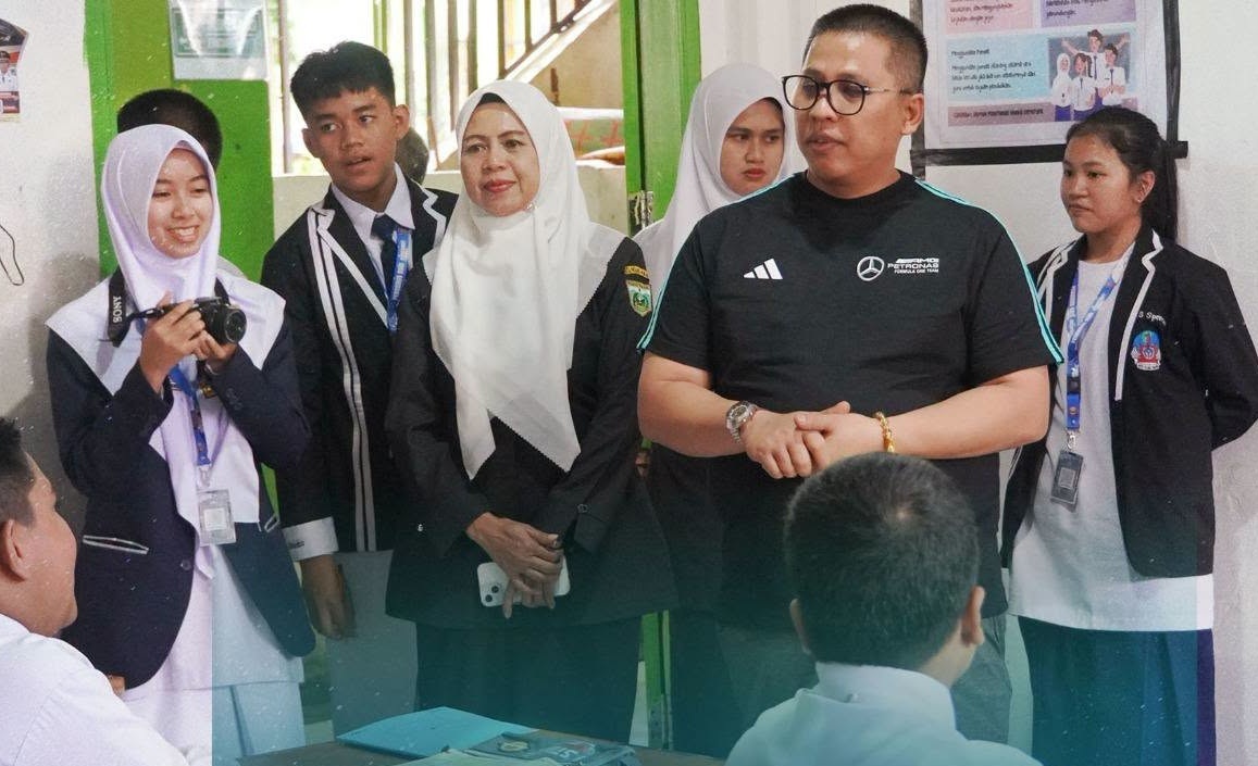 Wali Kota Padangpanjang Hendri Arnis saat meninjau pelaksanaan MPLS di SMPN 1 Padangpanjang, Senin (13/07/2026).