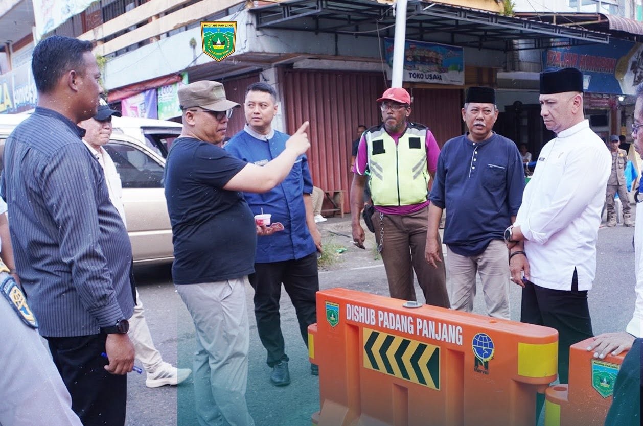 Wali Kota Padangpanjang Hendri Aarnis bersama jajaran OPD terkait saat meninjau penerapan One Way di kawasan Pasar Pusat Padangpanjang.