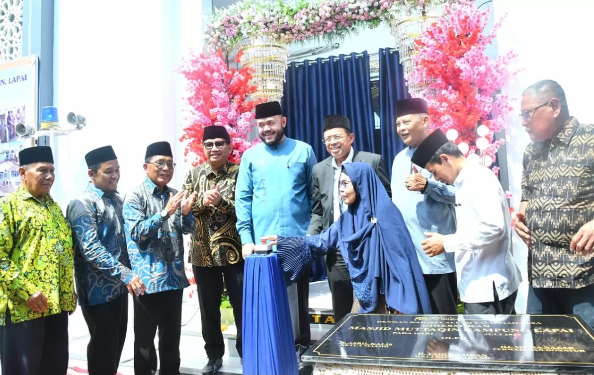Wali Kota Padang Fadly Amran didampingi pengurus masjid saat meresmikan Masjid Muttaqin Kampung Lapai yang dibangun melalui swadaya. 