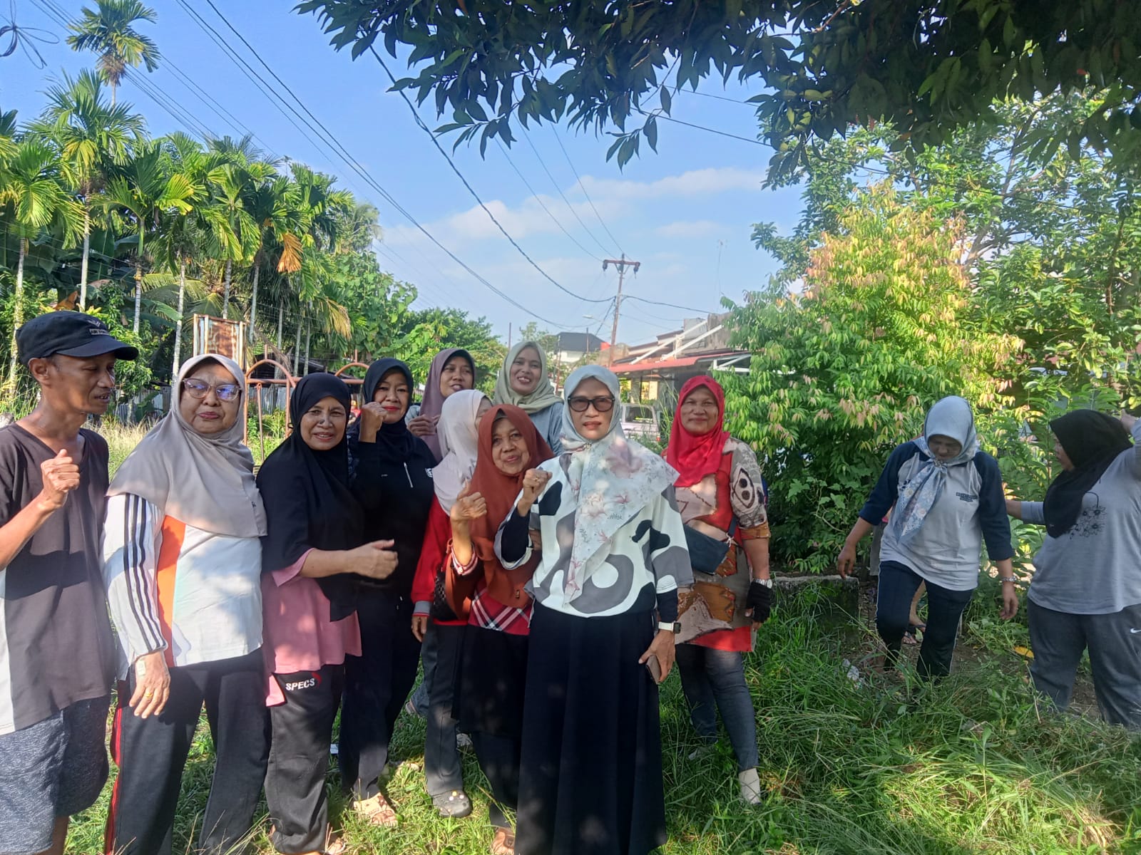 Warga Komplek Pengambiran Permai, RT 01/RW 10, melaksanakan kegiatan gotong royong bersama, Minggu (05/07/2026) pagi.