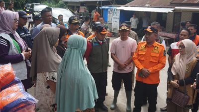 Bupai Limapuluh Kota H. Safni Sikumbang saat mengunjungi korban bencana di Limapuluh Kota.