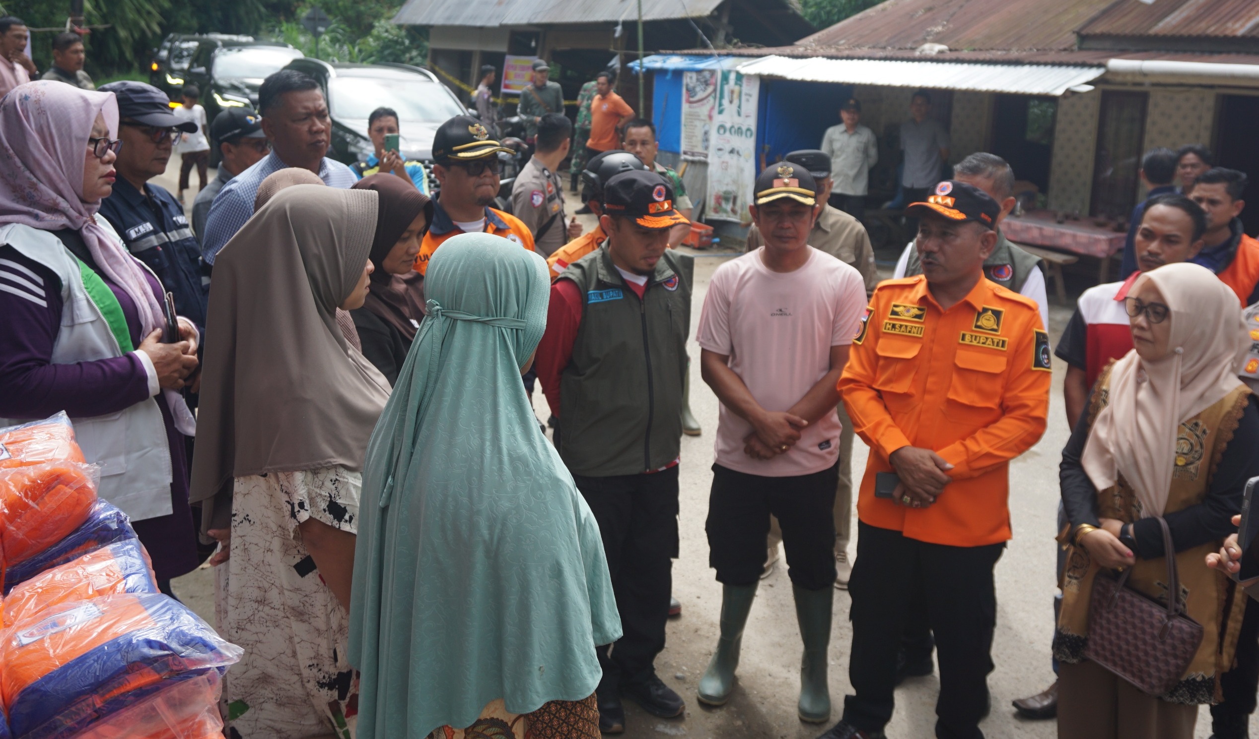 Bupai Limapuluh Kota H. Safni Sikumbang saat mengunjungi korban bencana di Limapuluh Kota.