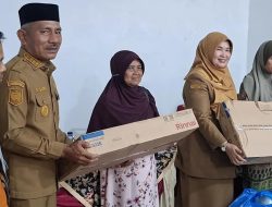 Bupati Limapuluh Kota H. Safni Sikumbang saat menyerahkan bantaun kepada korban terdampak bencana.