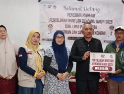 Penyerahan bantuan untuk kotban bencana Hidrometeorologi di Limapuluh Kota.