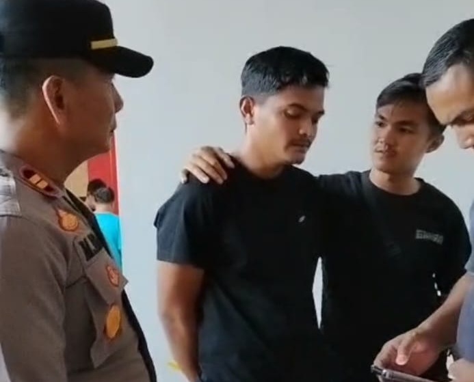 Pelaku pembunuhan saat menyerahkan diri ke Polres Dharmasraya usai melakukan pembunuhan terhadap seorang wanita di sebuah penginapan di Dharmasraya, Senin (13/07/2026).  