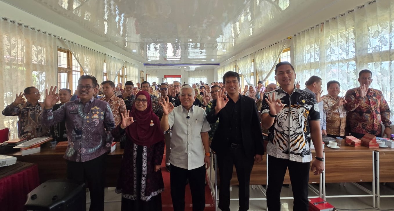 Anggota DPRD Sumbar Nurfirmanwansyah saat melaksanakan Sosialisasi pencegahan LGBT, Narkoba dan Bullying di Sekolah, yang dilaksanakan di SMK 1 Lembah Gumanti, Kamis (20/08/2026).