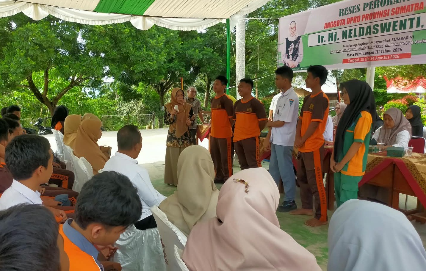 Anggota DPRD Sumatera Barat, Ir. Hj. Neldaswenti, M.Si saat menjaring aspirasi masyarakat dalam kegiatan reses perorangan masa persidangan III 2026 di SMKN 2 Sawahlunto, Rabu (19/08/2026).