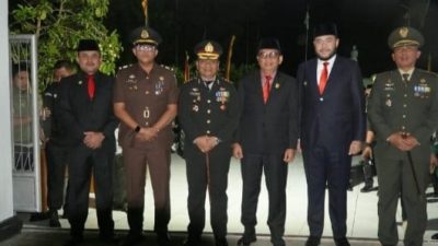 Wakil Ketua DPRD Kota Padang Mastilizal Aye saat kegiatan Apel Kehormatan dan Renungan Suci di TMP Kuranji, Senin dini hari (17/08/2026).