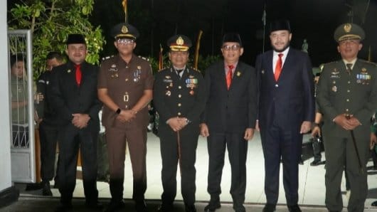 Wakil Ketua DPRD Kota Padang Mastilizal Aye saat kegiatan Apel Kehormatan dan Renungan Suci di TMP Kuranji, Senin dini hari (17/08/2026).