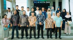 Asisten 1 Pemko Pariaman, Elfis Candra saat melepas 14 mahasiswa Program Saga Saja Plus di halaman balai kota, Kamis (13/08/2026).