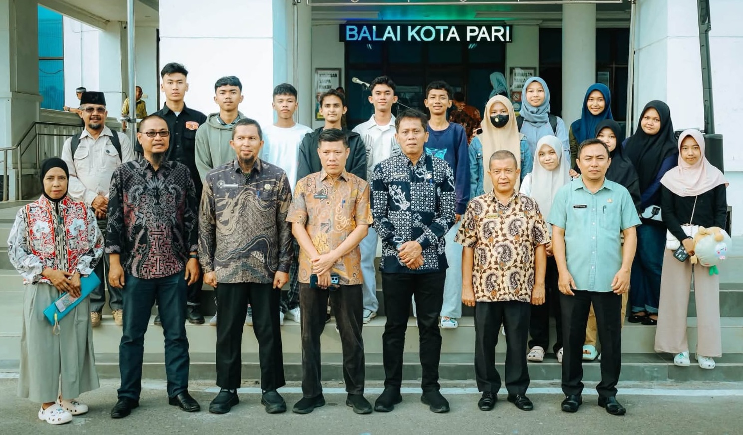 Asisten 1 Pemko Pariaman, Elfis Candra saat melepas 14 mahasiswa Program Saga Saja Plus di halaman balai kota, Kamis (13/08/2026). 